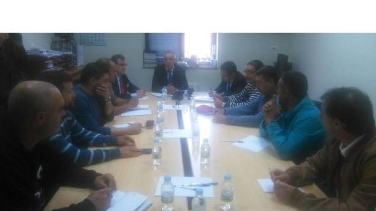 Reunió de Victorino Alonso con el comité de la Vasco esta mañana en el Ayuntamiento de La Pola de Gordón. BARRIO PLANILLO