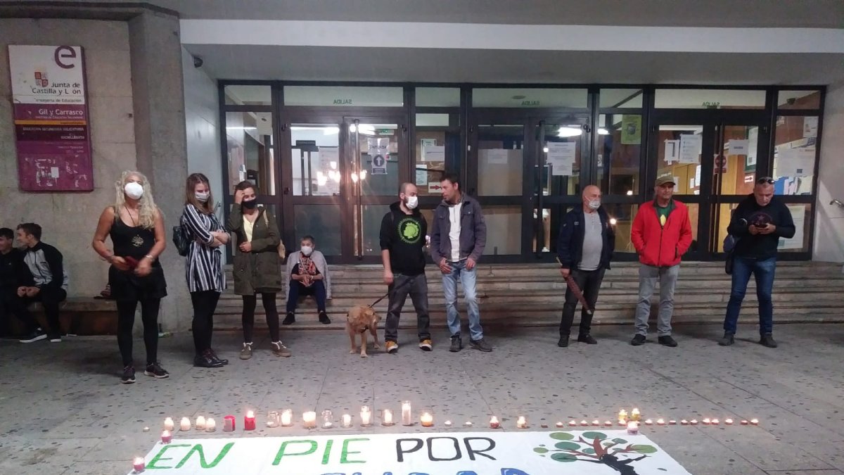 Concentración con velas en la plaza del Ayuntamiento. DL