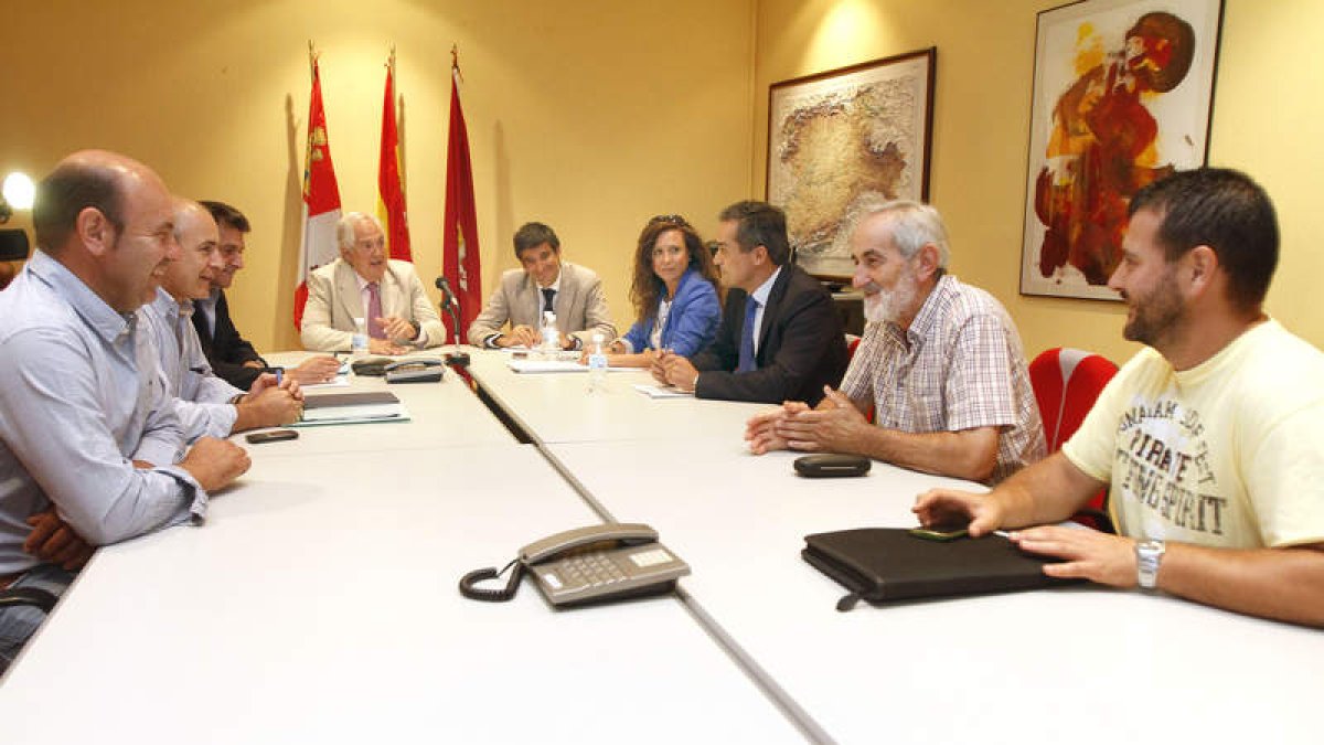 Un momento de la reunión de ayer en la Delegación Territorial de la Junta.