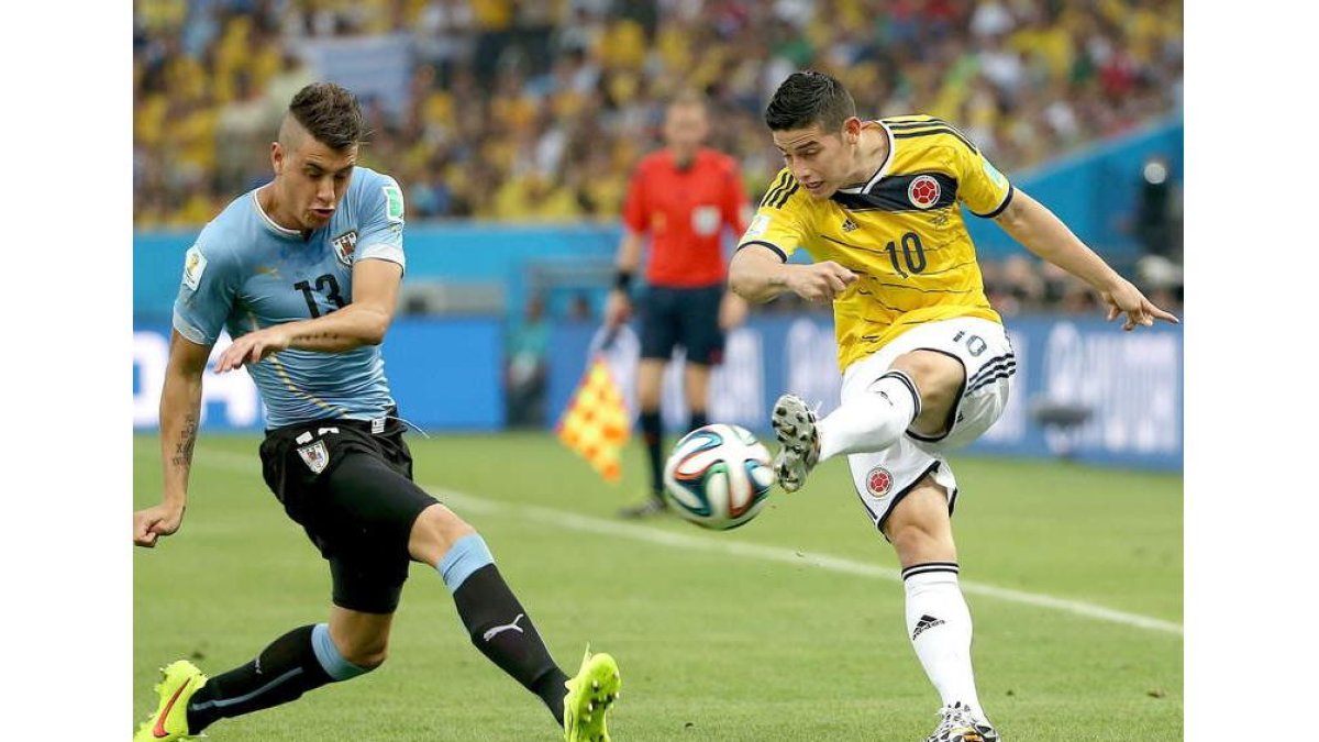 James Rodríguez lanza a portería. El delantero colombiano hizo doblete frente a Uruguay.