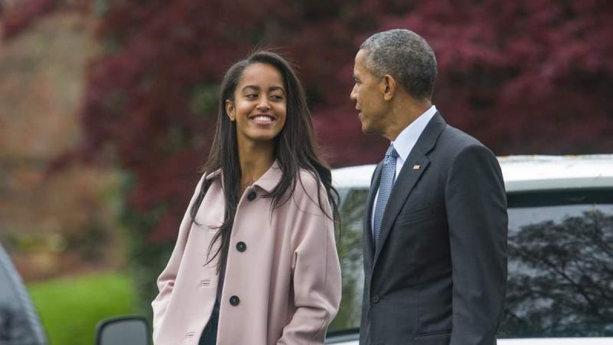 Malia junto a su padre, el anterior presidente Baraz Obama, en una imagen de archivo. JIM LO SCALZO