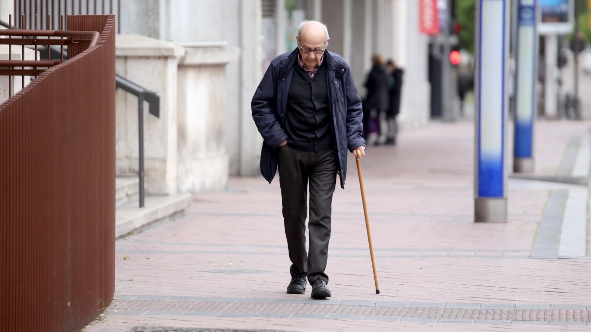 Fotografía de archivo de un anciano paseando. LETICIA PÉREZ/ICAL