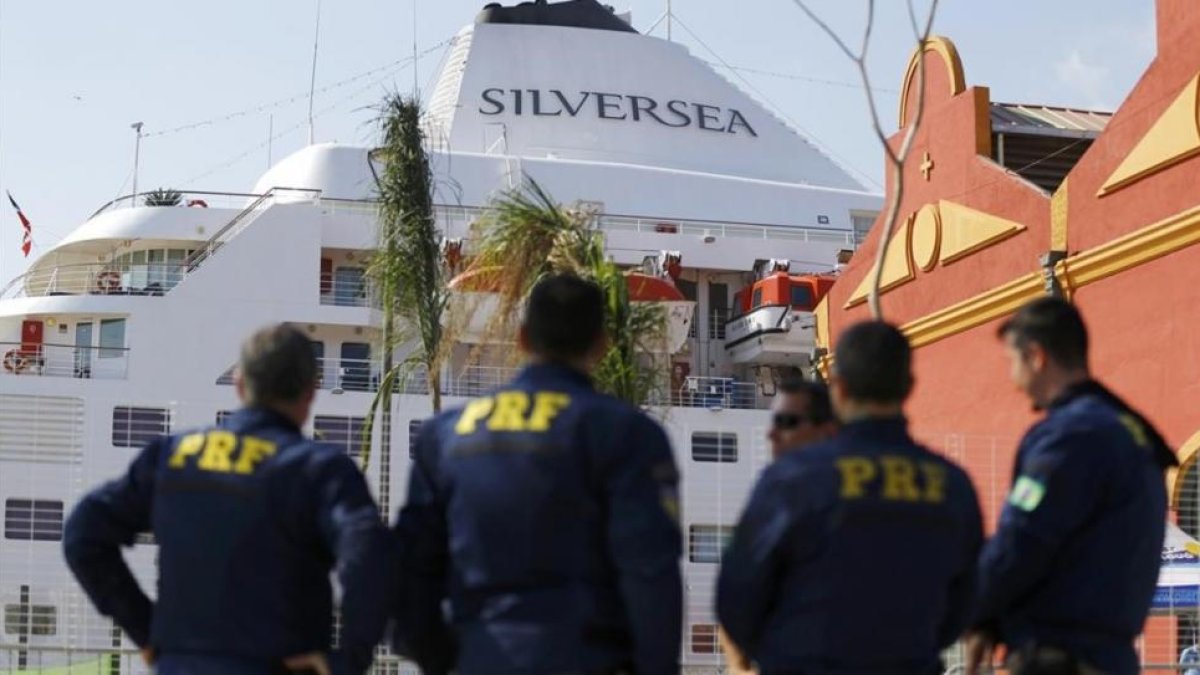 El yate de la compañía Silversea en que se alojan los jugadores de la NBA, protegidos por la policía de Río.