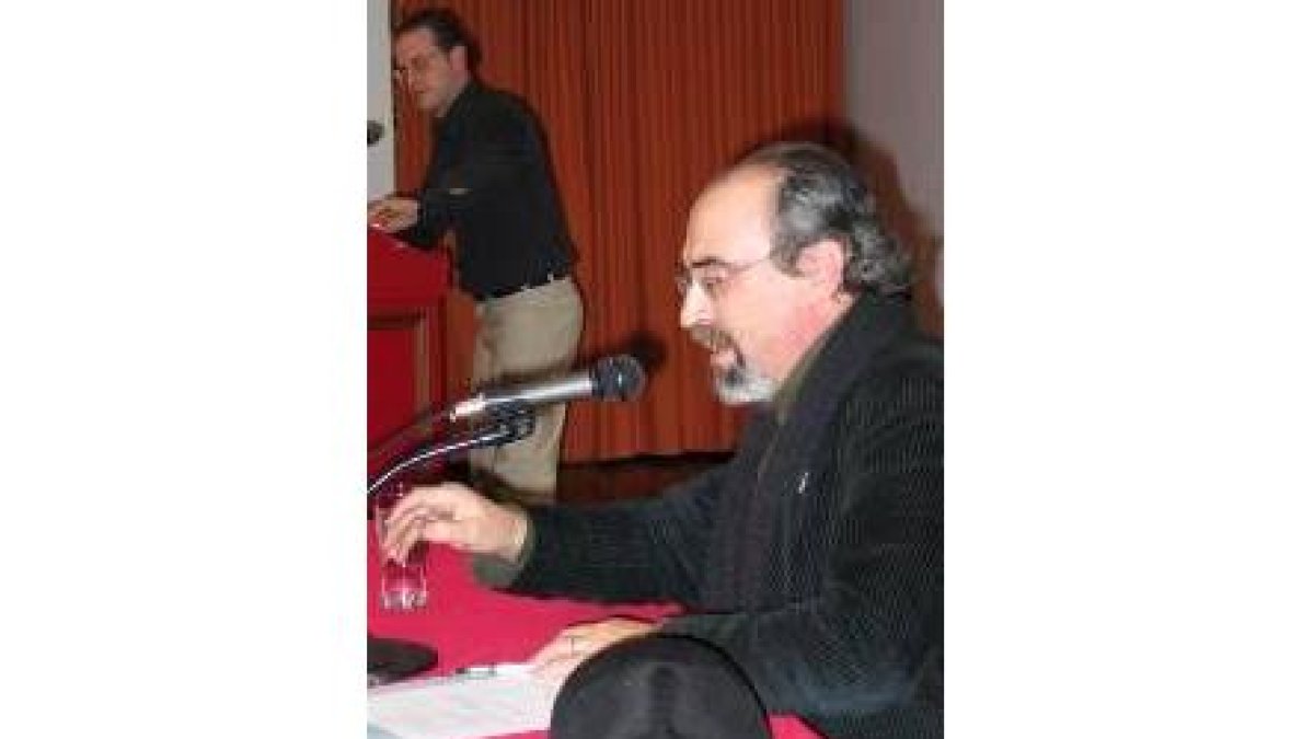 Pedro García Trapiello durante su charla en Villablino