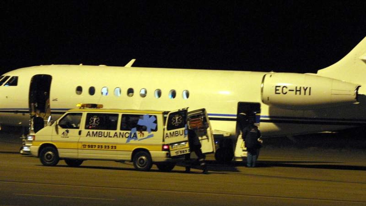 Una ambulancia y un avión para trasladar órganos donados. RAMIRO