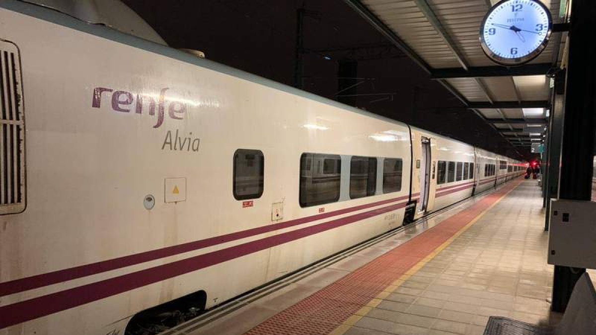 Un tren Alvia, pendiente de la subida de viajeros, en la estación de León. DL