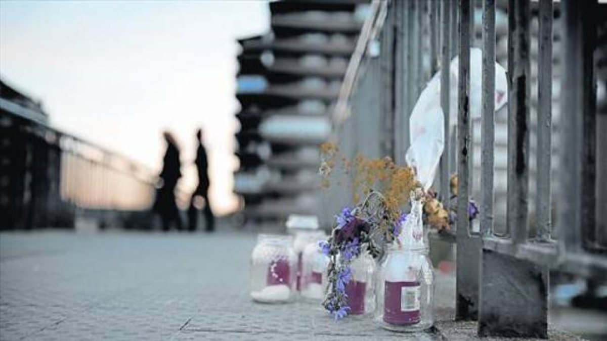 Un solitario ramo de flores ha recordado estos días a la presidenta de la Diputación de León, Isabel Carrasco, en la pasarela en la que fue asesinada.