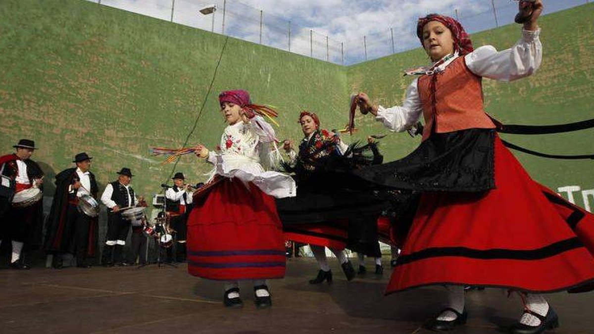 El frontón de la localidad volvió a ser escenario de los bailes típicos del festival floclórico.