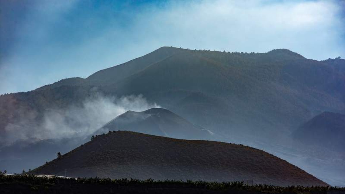 Imagen del volcán de Cumbre Vieja, ayer. MIGUEL CALERO