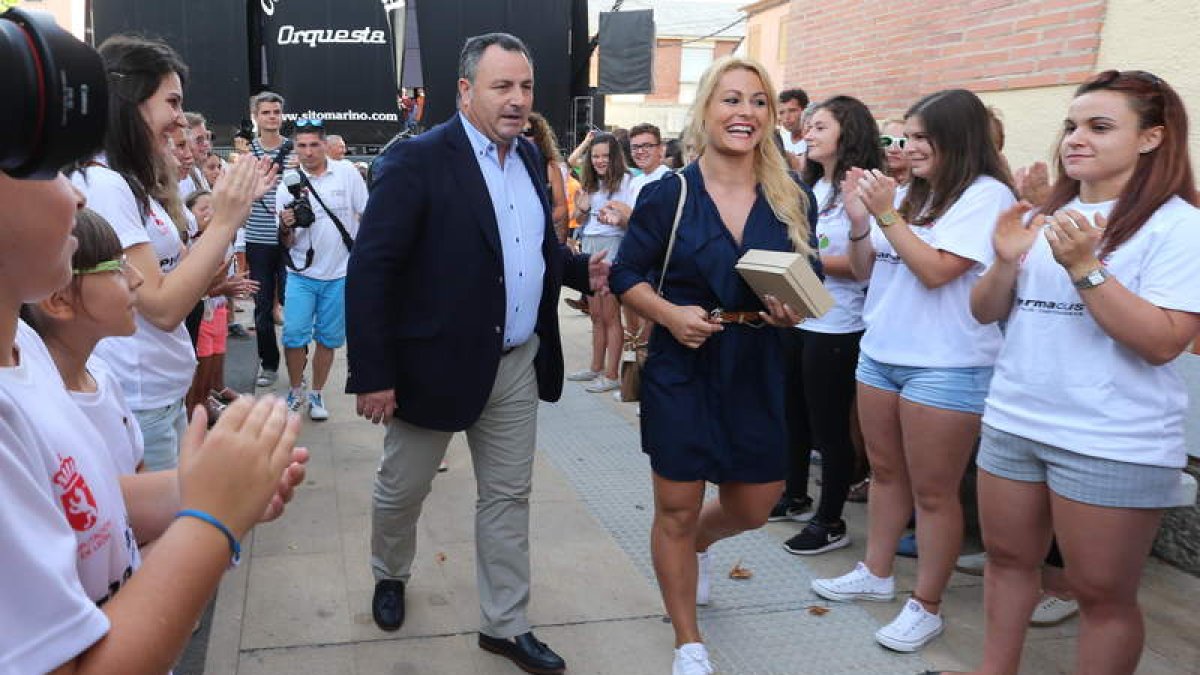 Lidia recorrió la Plaza del Ayuntamiento junto al alcalde en loor de multitudes y con la caja en la que guardaba la preciada medalla en la mano. ANA F. BARREDO