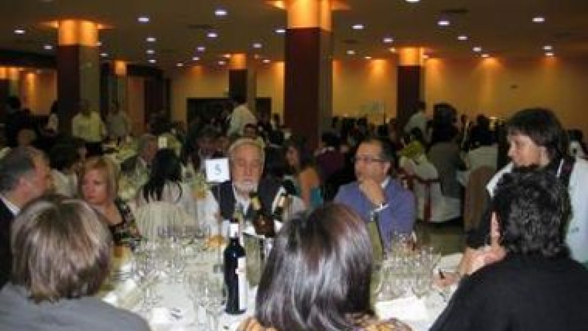 A la cena de la asociación contra el cáncer asistieron 369 comensales