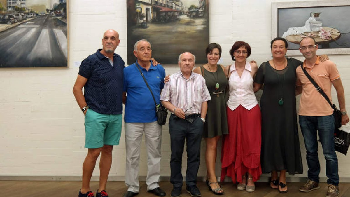 Foto de familia de algunos de los artistas que participan en la exposición colectiva del Auditorio. CUEVAS