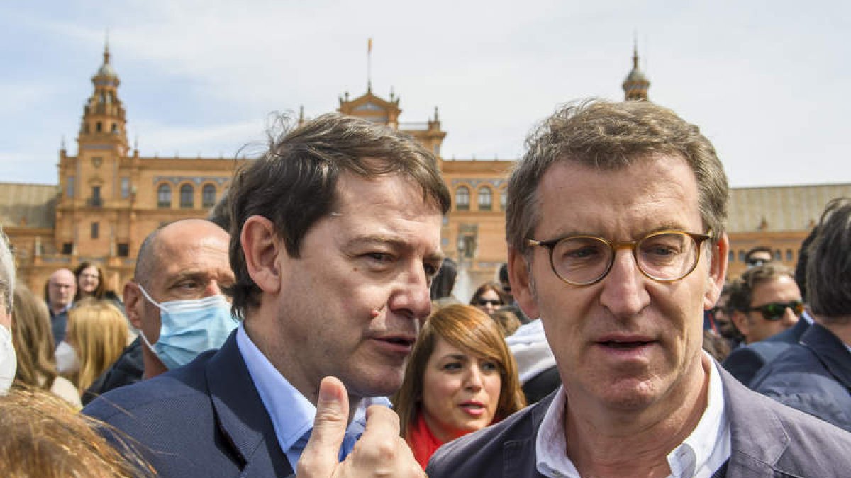 Alberto Núñez Feijóo y Alfonso Fernández Mañueco el pasado fin de semana, en Sevilla. RAÚL CARO