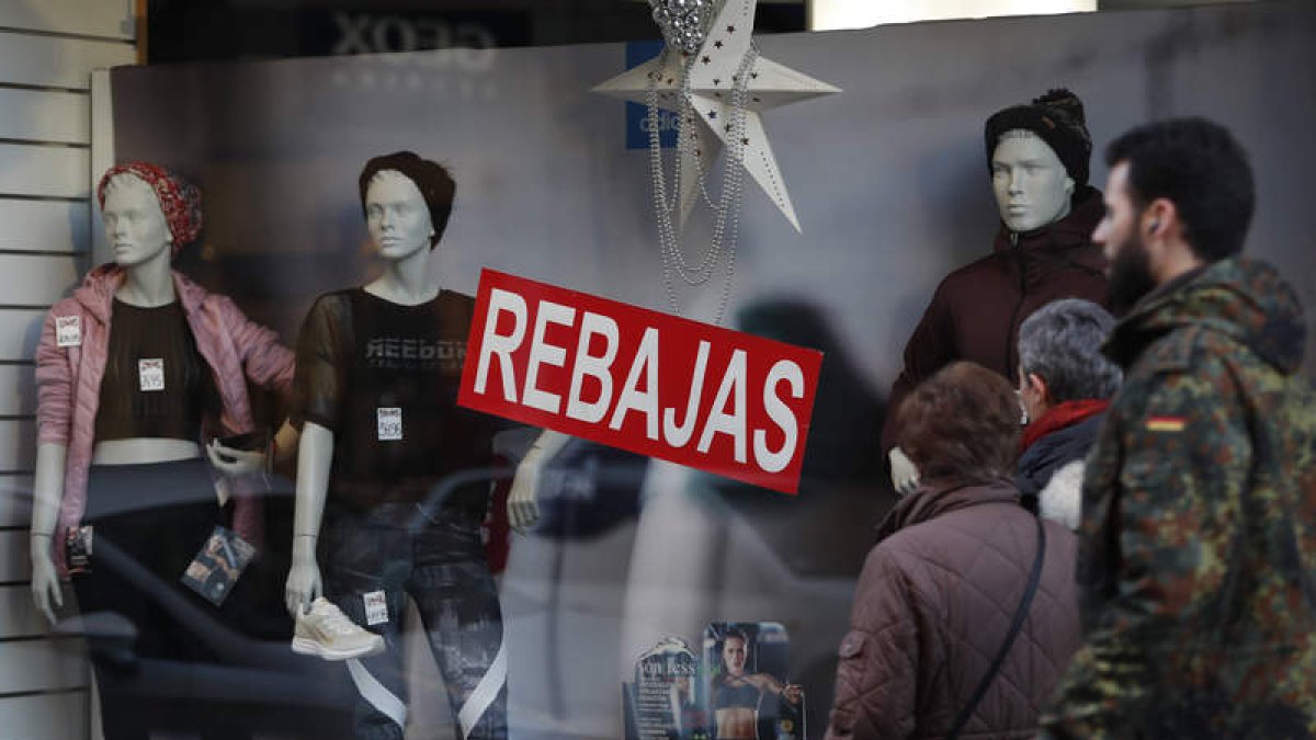 Los carteles de rebajas ya están colocados en todos los establecimientos de moda de la capital a la espera de mañana. JESÚS F. SALVADORES