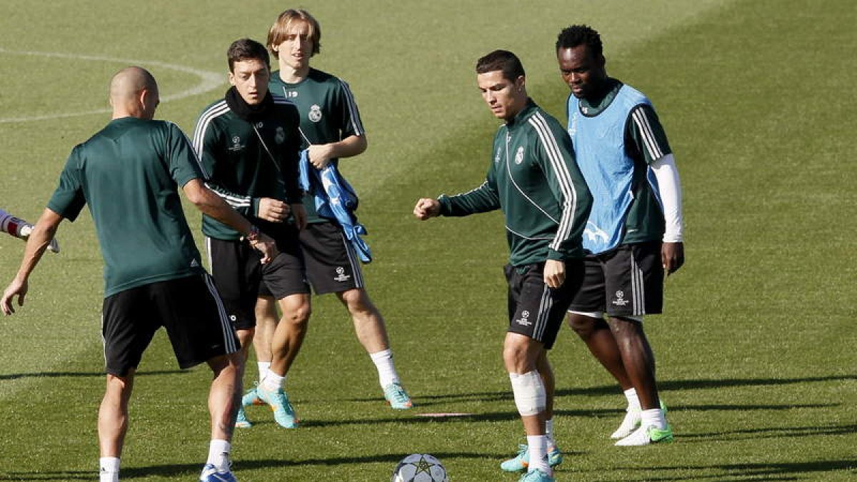 Pepe, Ozil, Modric, Cristiano y Essien en una de las últimas sesiones preparatorias del Madrid.