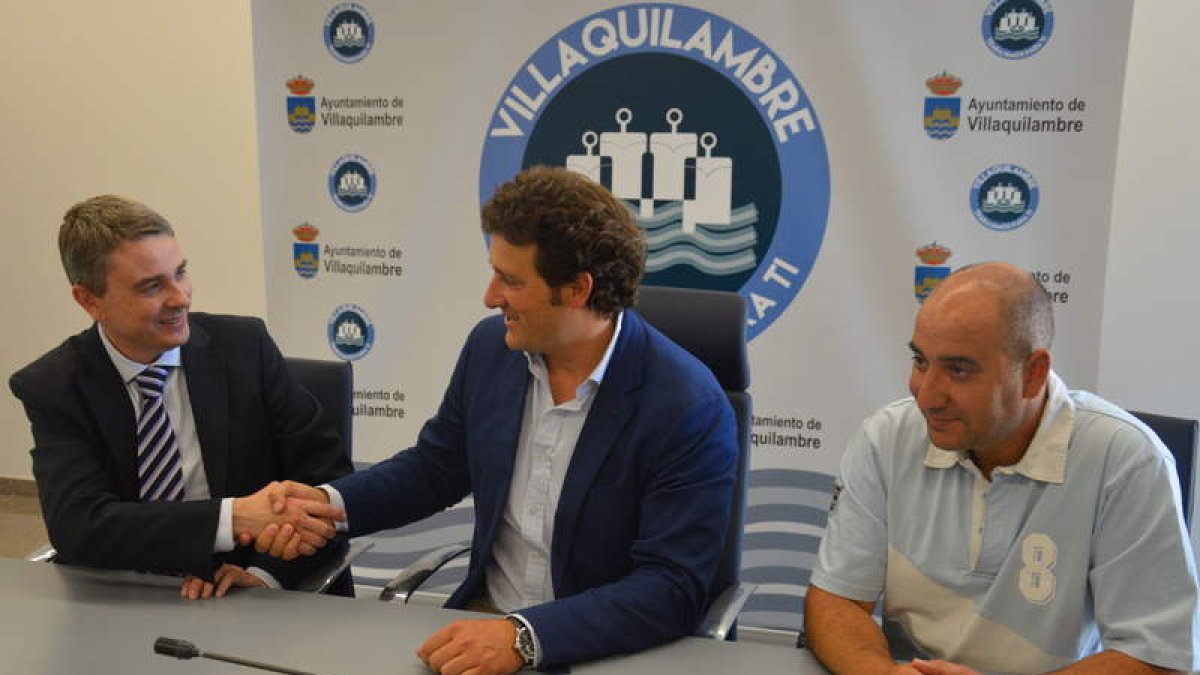 Miguel Ángel de las Casas, Manuel García y Eleuterio Bayón, ayer en la firma del convenio. DL