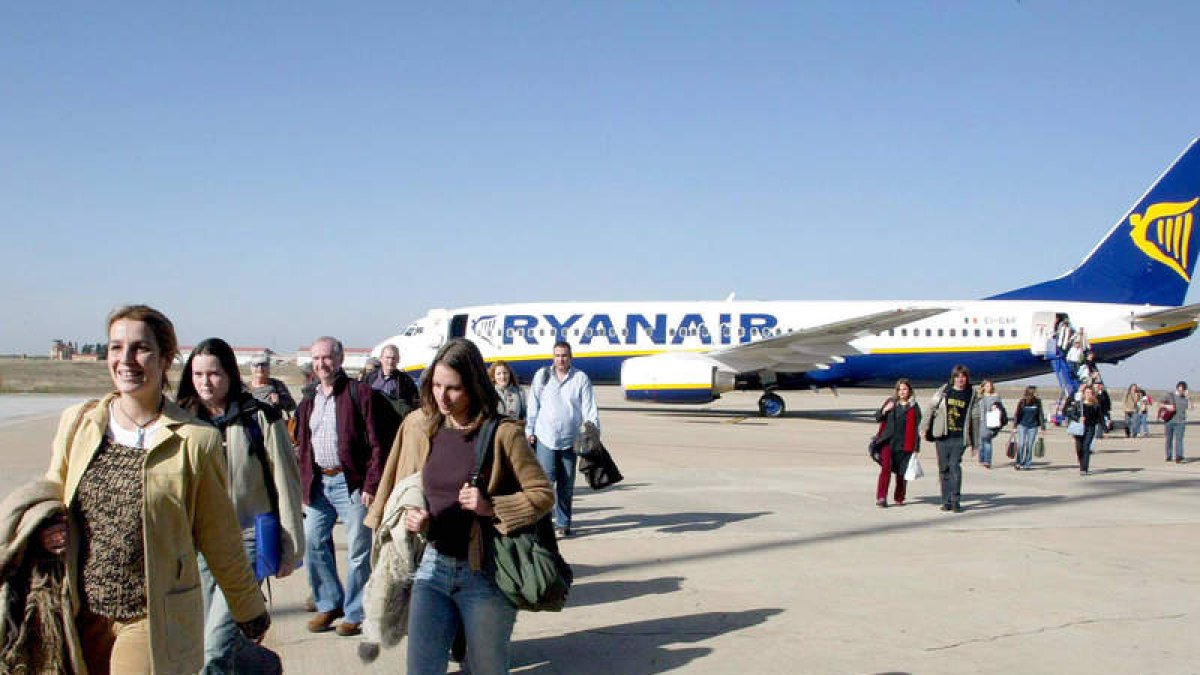 Pasajeros descienden en Villanubla del primer vuelo de Ryanair de Londres a Valladolid.