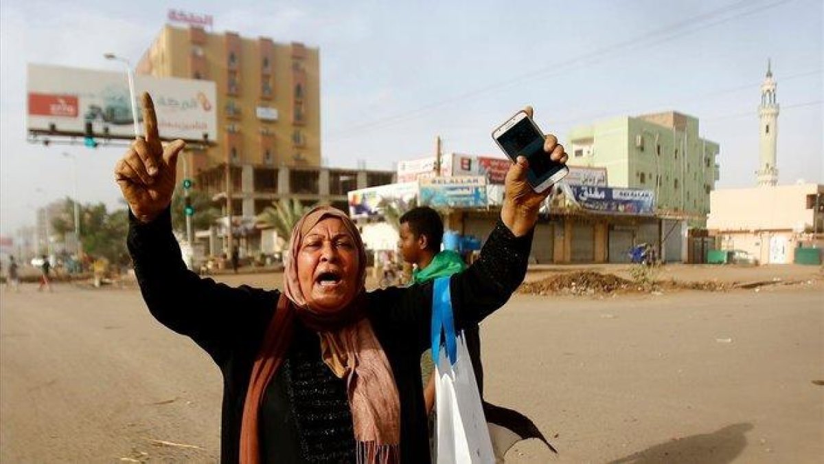 Una mujer sudanesa durante una de las protestas en Sudán en junio.