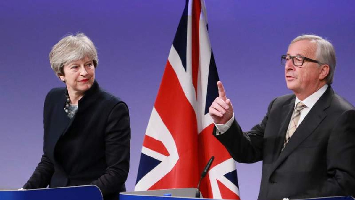 Theresa May y el presidente de la Comisión Europea, Jean Claude Juncker. OLIVIER HOSLET