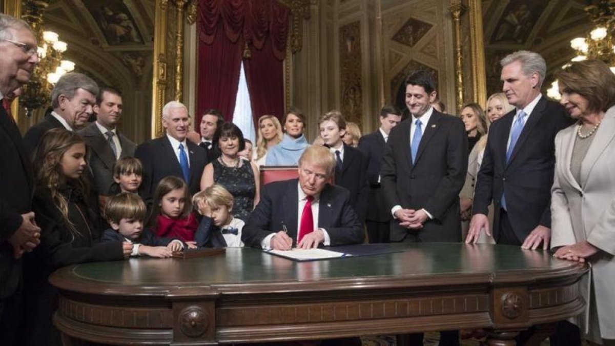 Trump firma sus primeros decretos.