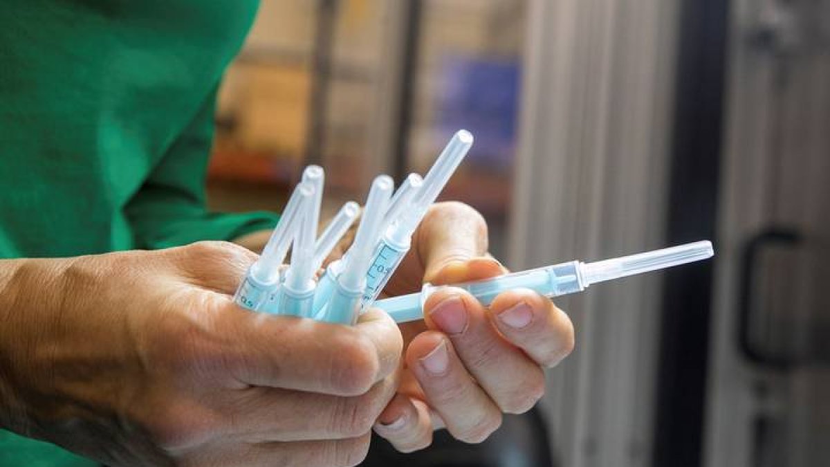 Jeringas fabricadas en Aragón para vacunar a más de 400 millones de personas. JAVIER CEBOLLADA