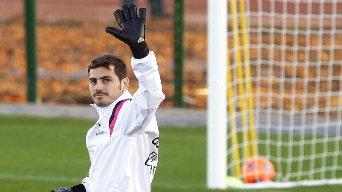 Casillas dice adiós al Madrid para jugar en el Oporto.
