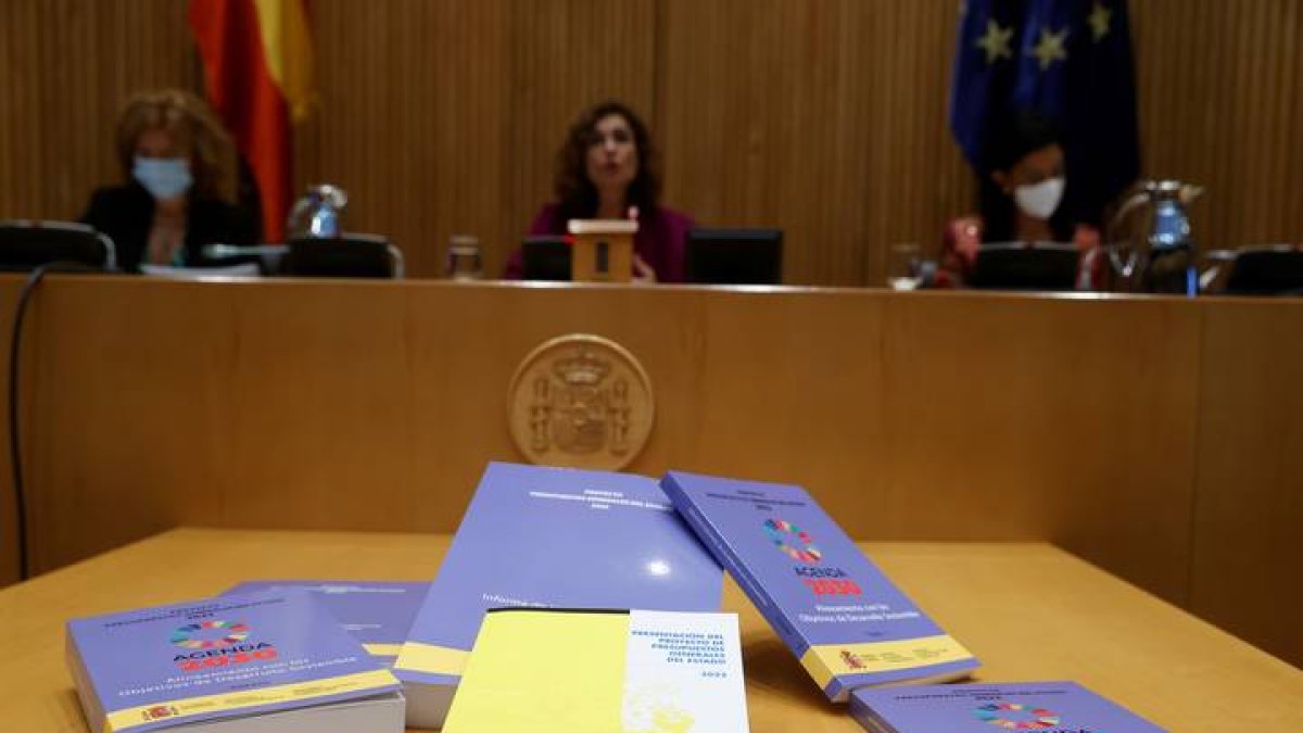 La ministra de Hacienda, María Jesús Montero (c), presenta el proyecto de Ley de Presupuestos Generales del Estado para 2022 este miércoles en el Congreso de los Diputados. JUAN CARLOS HIDALGO
