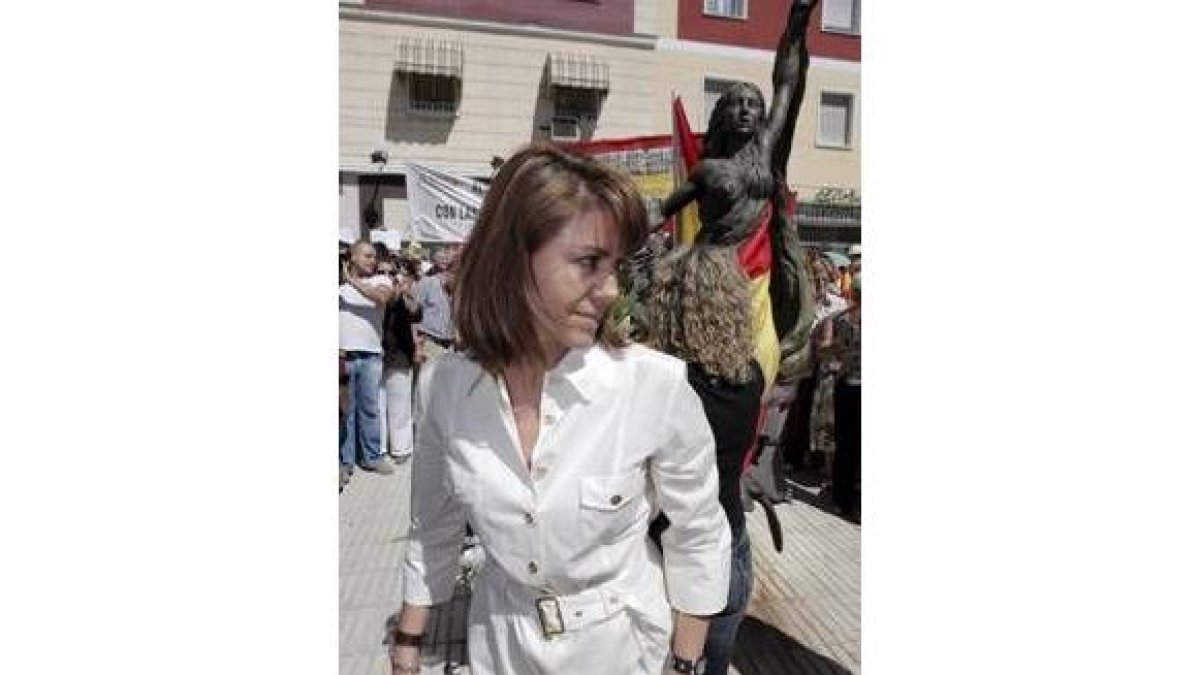 La secretaria general del PP, María Dolores Cospedal, presentó el borrador