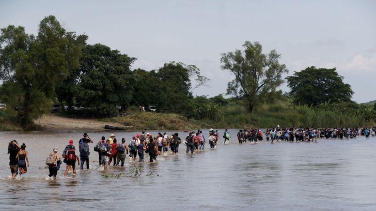 Integrantes de la segunda caravana de migrantes  en su mayoria hondurenos  cruzan a pie el rio Suchiate.