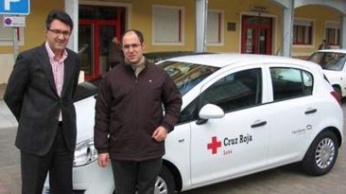 El alcalde y el presidente comarcal, junto al nuevo coche.