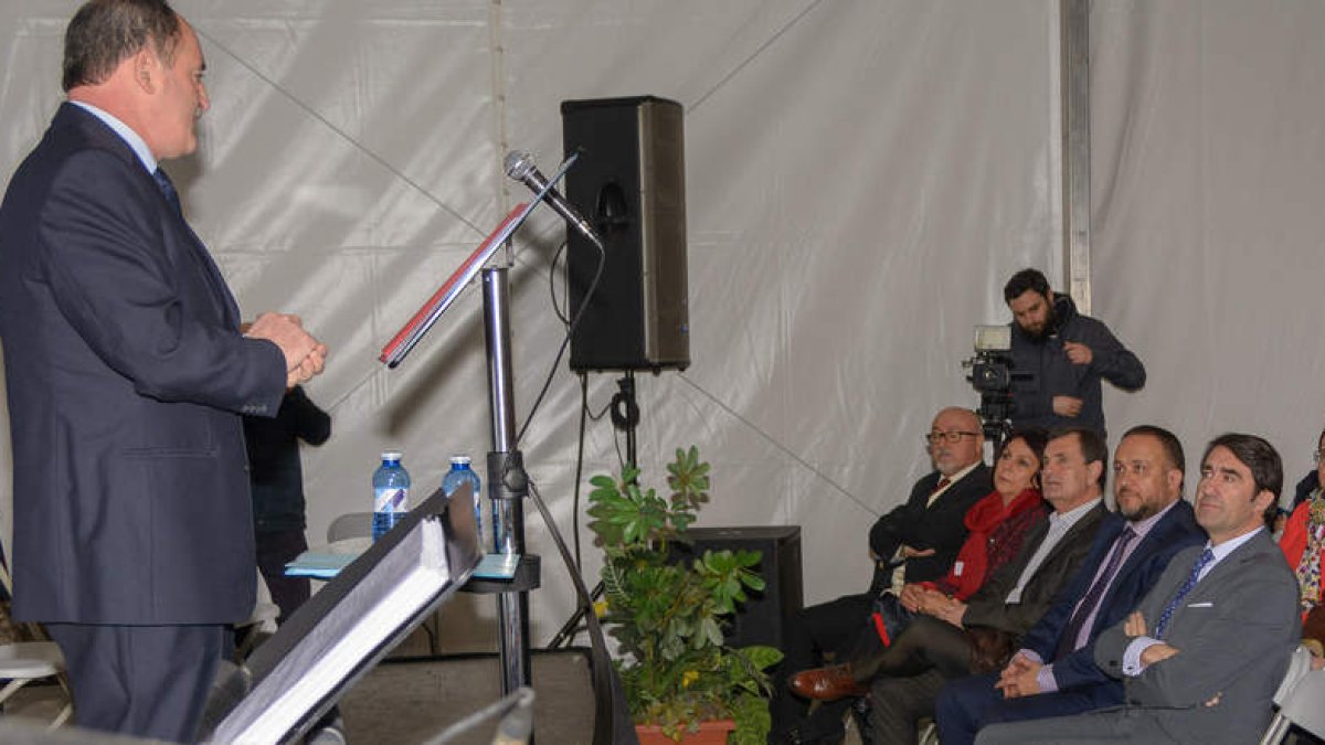 El consejero y el alcalde de Castropodame participaron en la fiesta de 350 comensales. CEBRONES