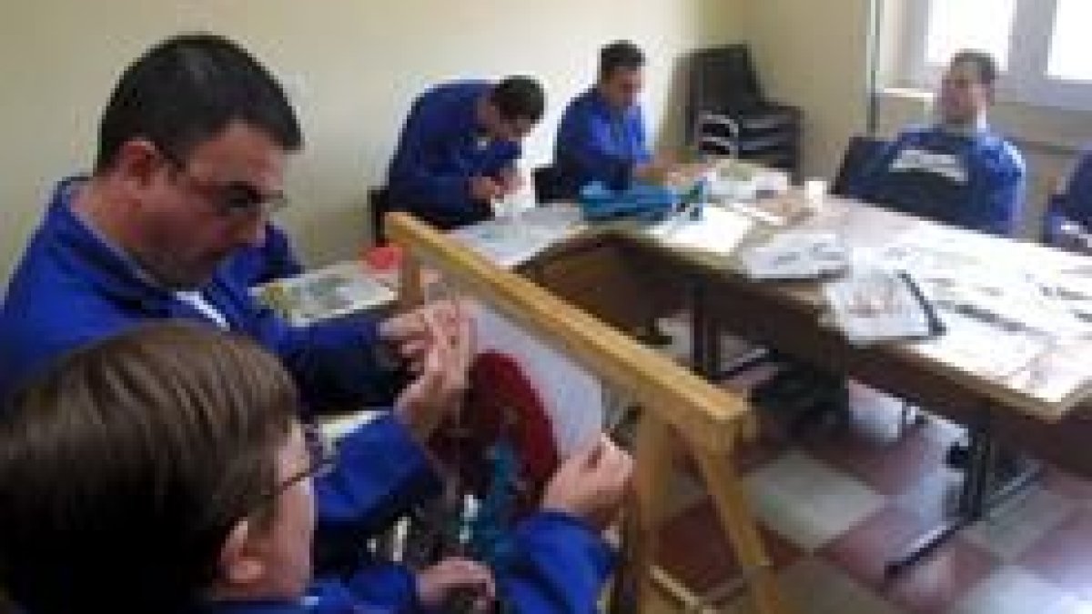 Enfermos mentales que trabajan en un taller de Alfaem en León