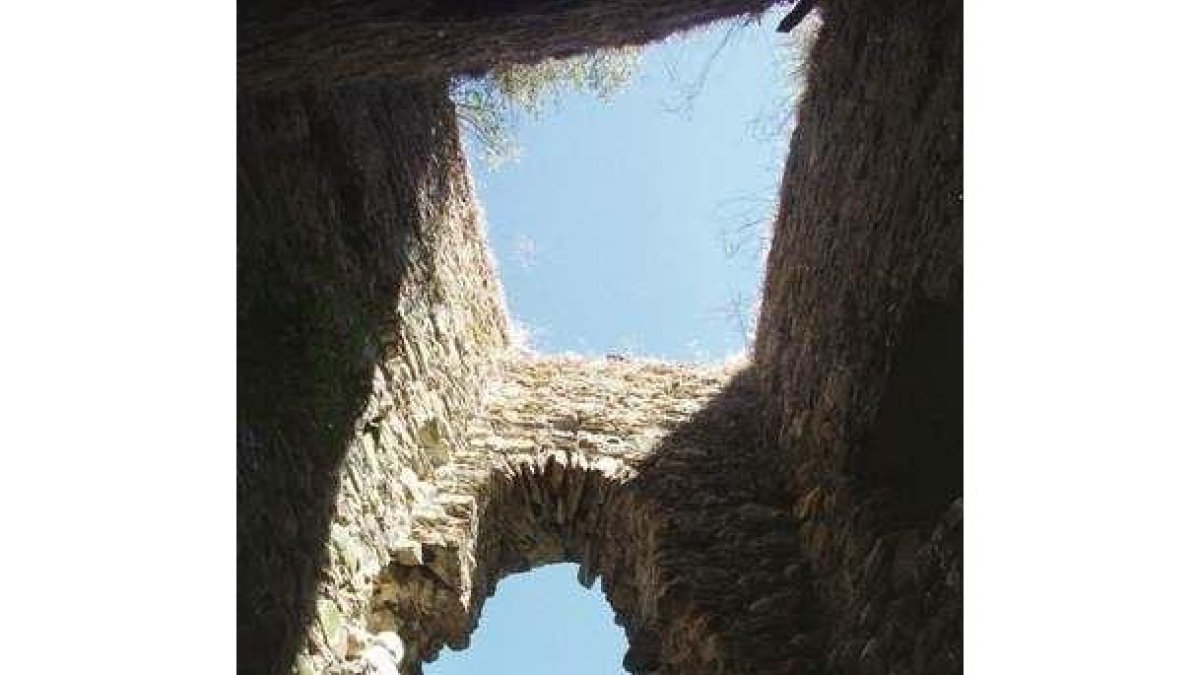 Restos del castillo de Benar, la que fue primera fortaleza patrimonial de los Quiñones, y que hoy es