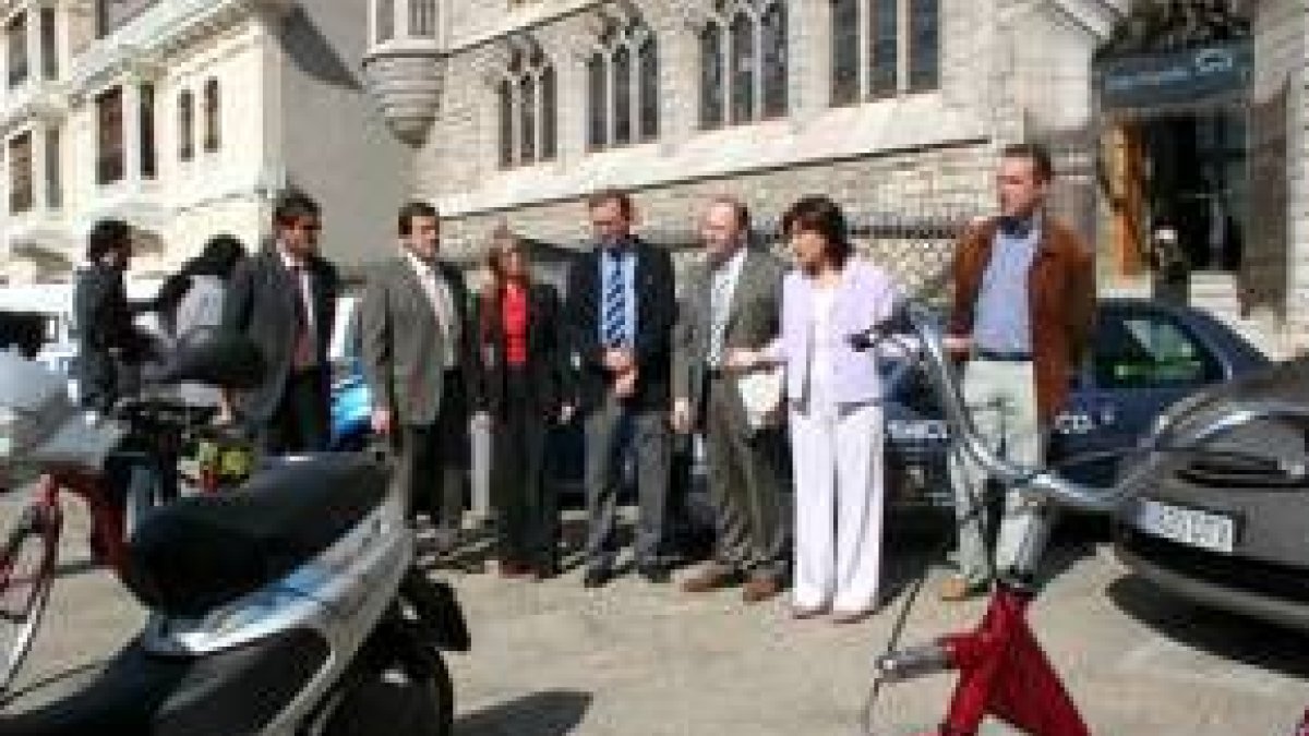 Humildad Rodríguez presidió la exhibición de vehículos limpios en el Palacio de Botines