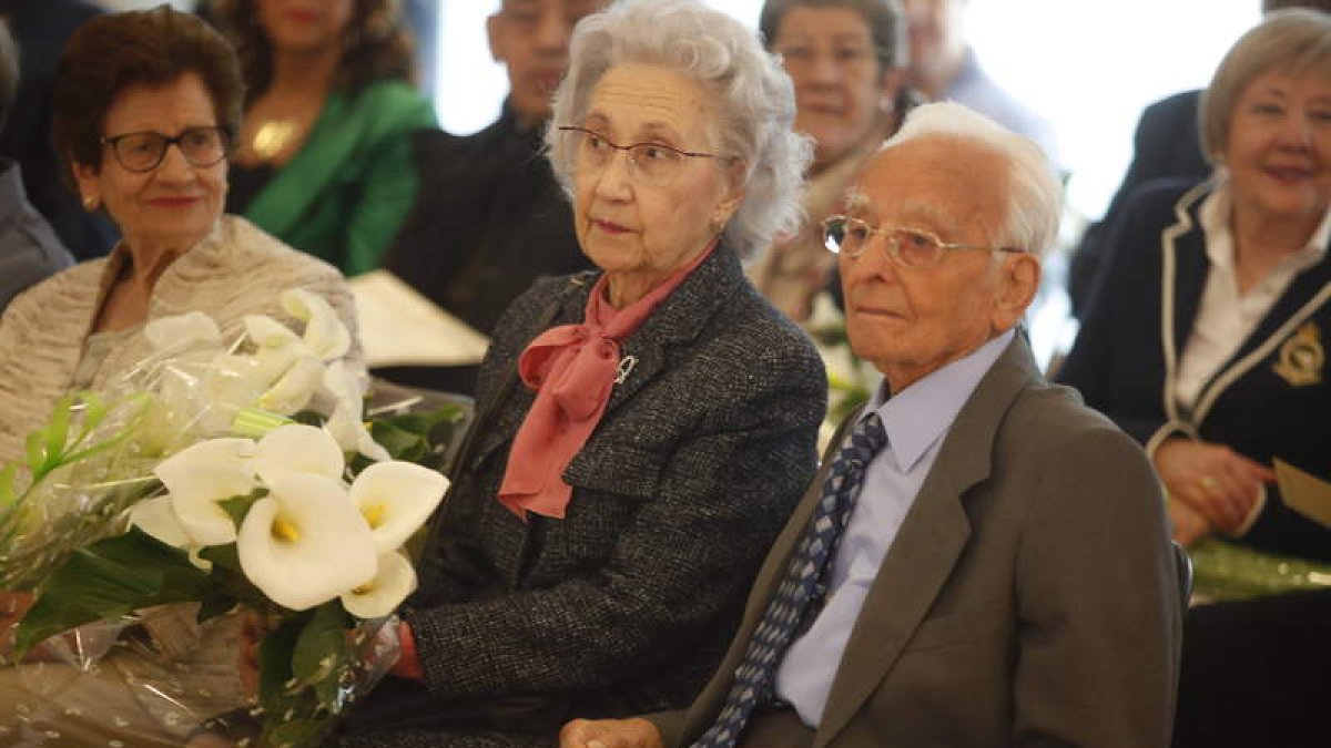 Josefa Fernández y Julio de Paz con el ramo de flores y el diploma de sus bodas de platino. RAMIRO