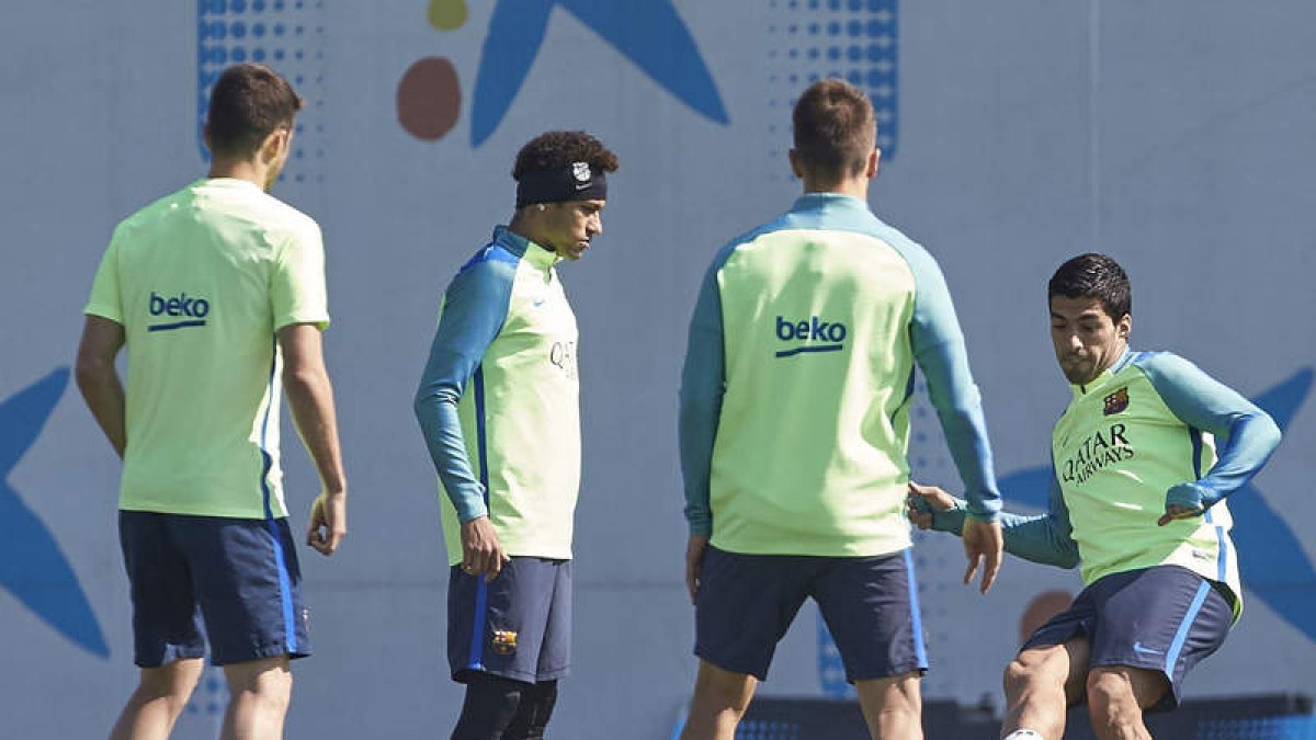Luis Suárez (d) y Neymar jr. (2i), hoy durante el entrenamiento en la ciudad deportiva. ALEJANDRO GARCÍA