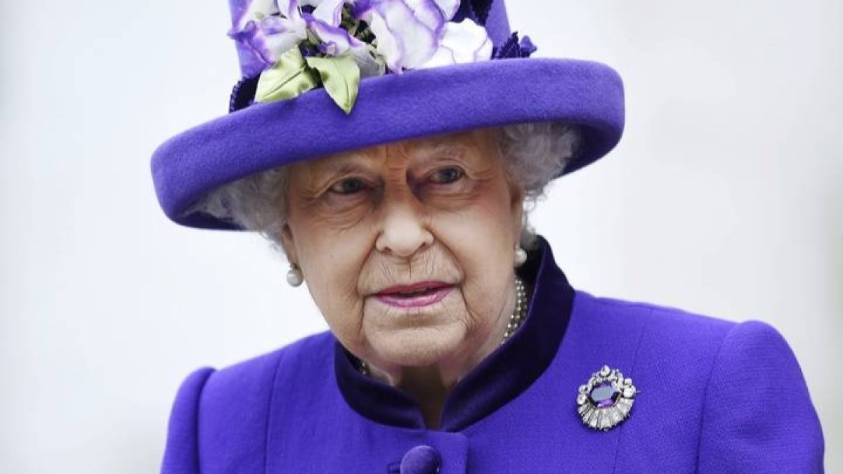 Fotografía de archivo fechada el 24 de noviembre de 2016 que muestra a la reina Isabel II de Inglaterra tras asistir a la misa de Acción de Gracias en la abadía de Westminster. ANDY RAIN