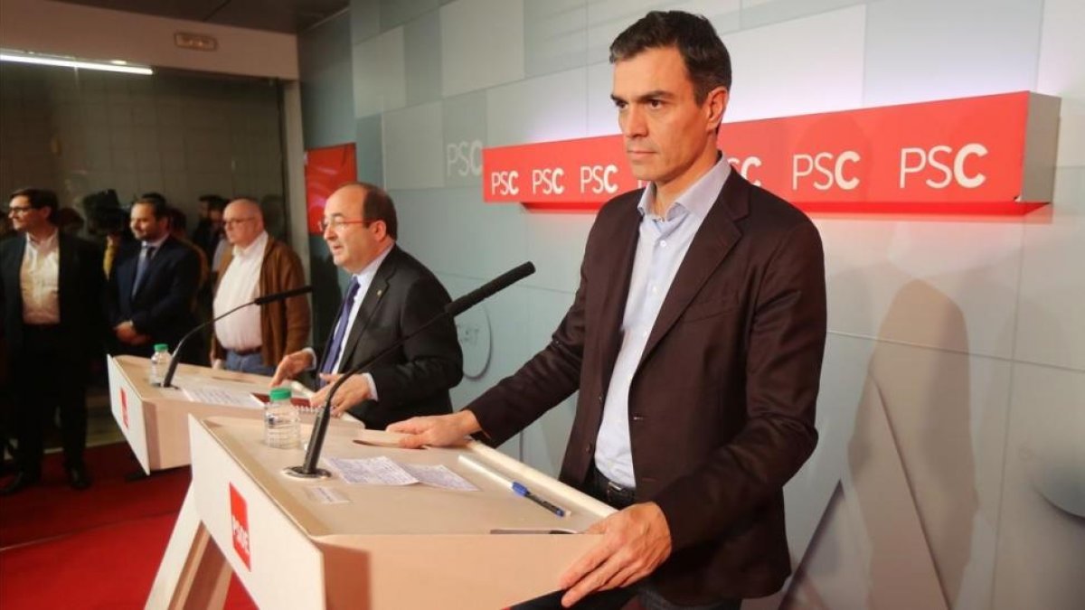 Miquel Iceta y Pedro Sánchez comparecen para valorar los resultados electorales.