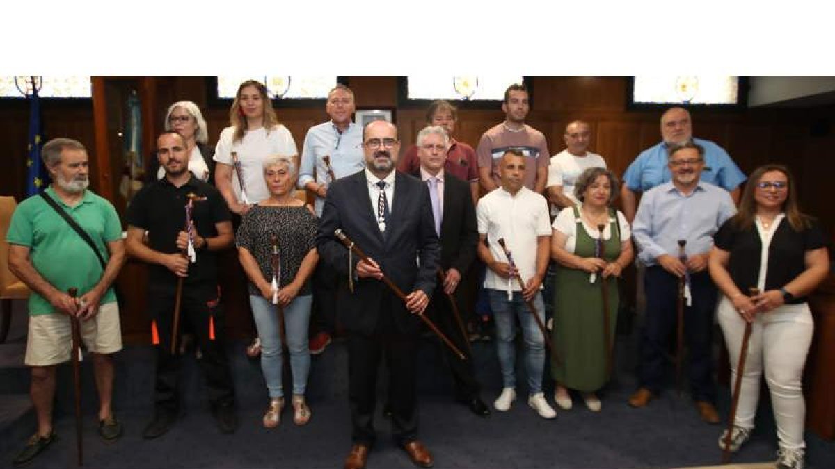 Los nuevos pedáneos y vocales de las 17 juntas vecinales que tomaron ayer posesión del cargo con el alcalde Marco Morala. L. DE LA MATA