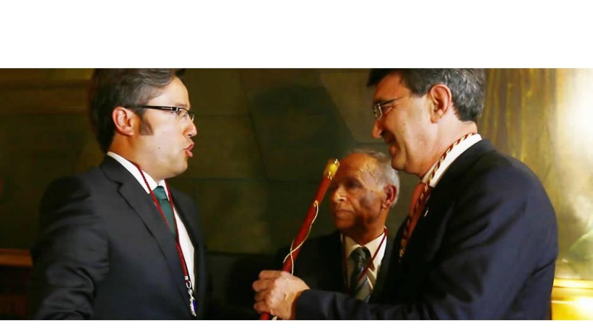 Martínez Majo recibe el bastón de mando de su antecesor, Emilio Orejas.
