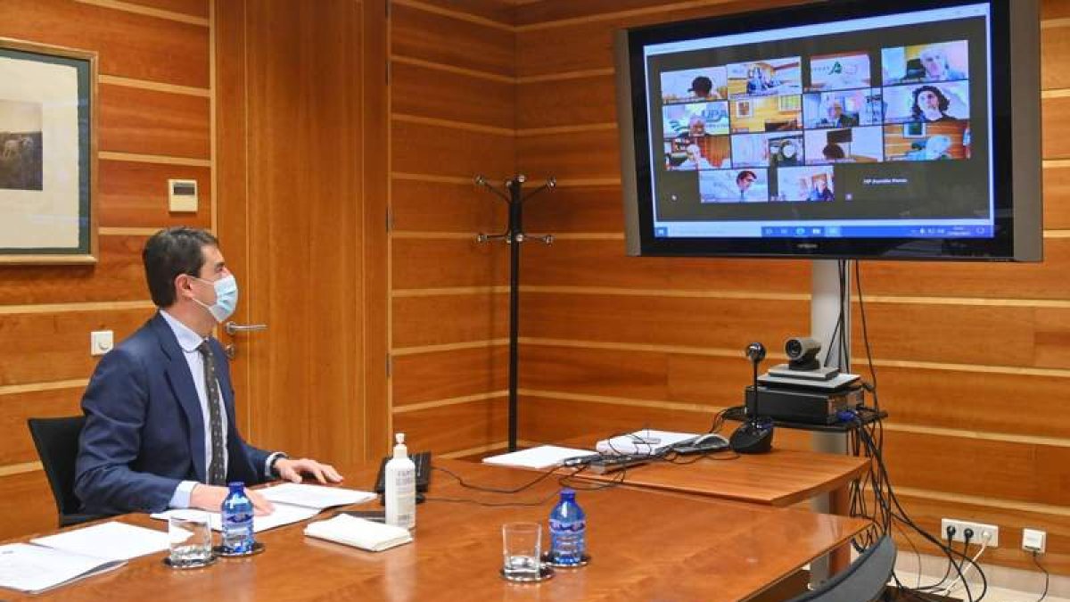 Ángel Ibáñez presidió la reunión ante la ausencia de Carnero, en la UCI por covid. DL