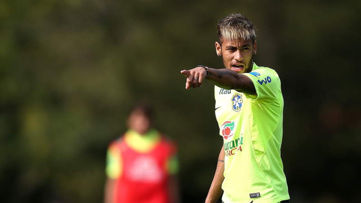 Neymar, durante el entrenamiento de Brasil para preparar el partido ante Chile.