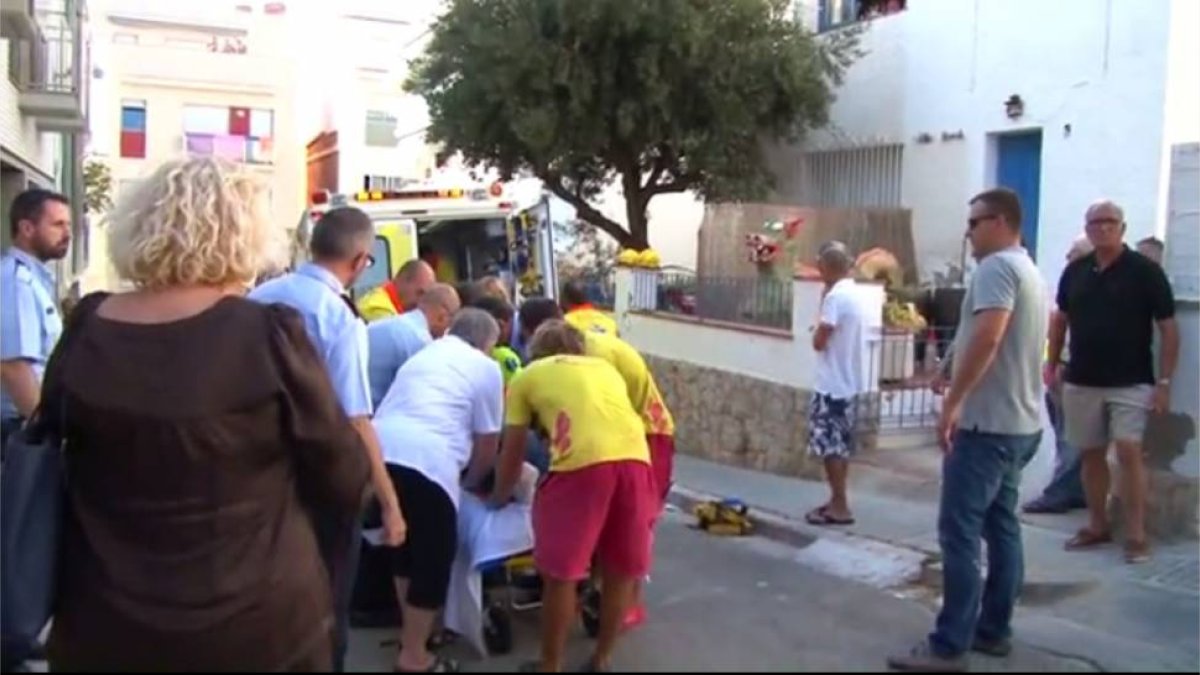 Los servicios de emergencias atienden a los cinco heridos tras caerse de una terraza en Sitges.