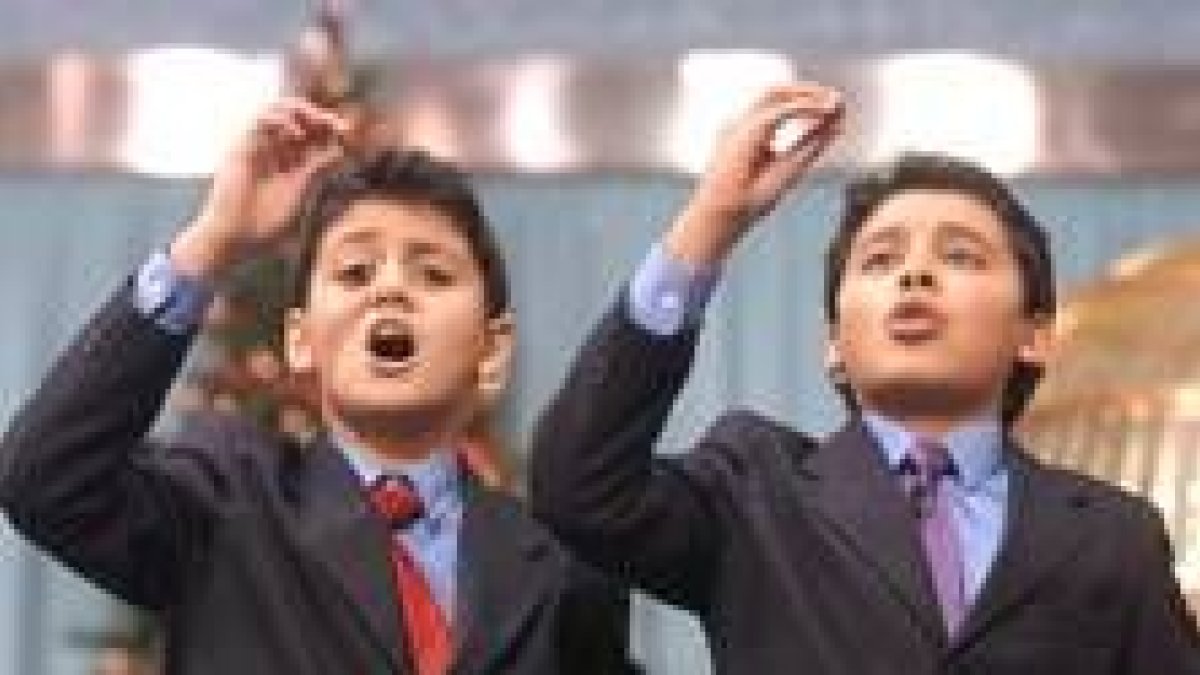Dos niños del Colegio de San Ildefonso cantan el premio Gordo en el año 2003