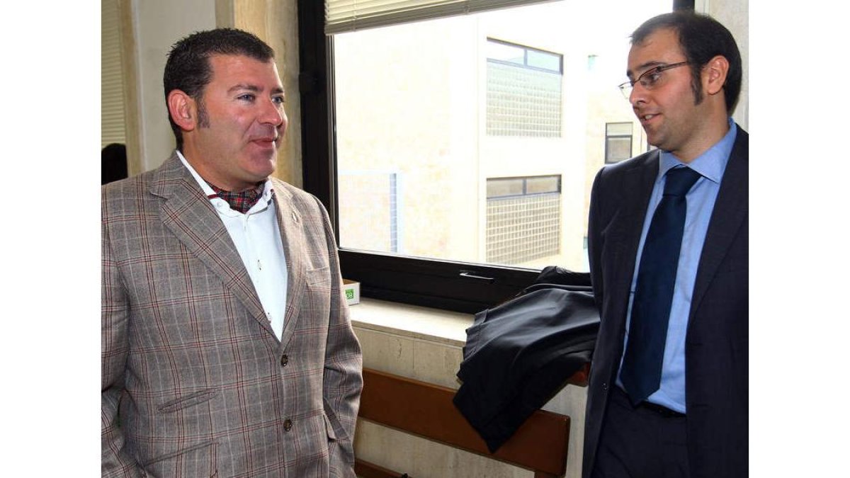 Javier Baena, a la izquierda, conversa con el jurista de la Cultural Israel Álvarez Canal.