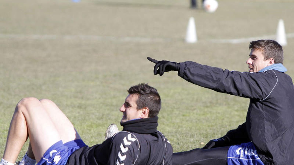 Santi Santos, a la derecha, habla con el también defensa Alberto Negral en un entrenamiento.