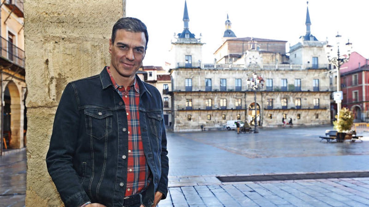 Pedro Sánchez, el pasado martes, en la Plaza Mayor, durante su visita a León. RAMIRO
