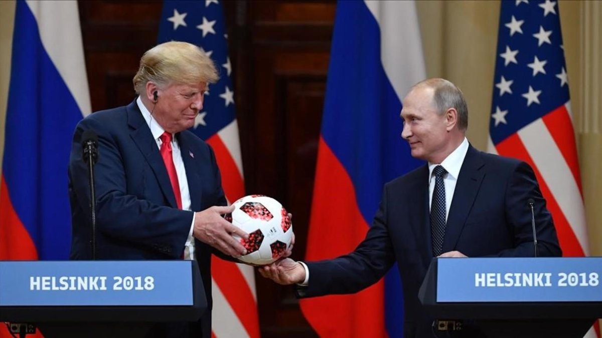 Momento en que Putin ofrece a Trump un balón del Mundial de Fútbol.