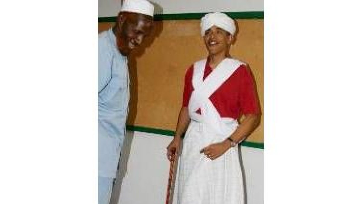 La foto de la polémica en la que aparece Obama con turbante