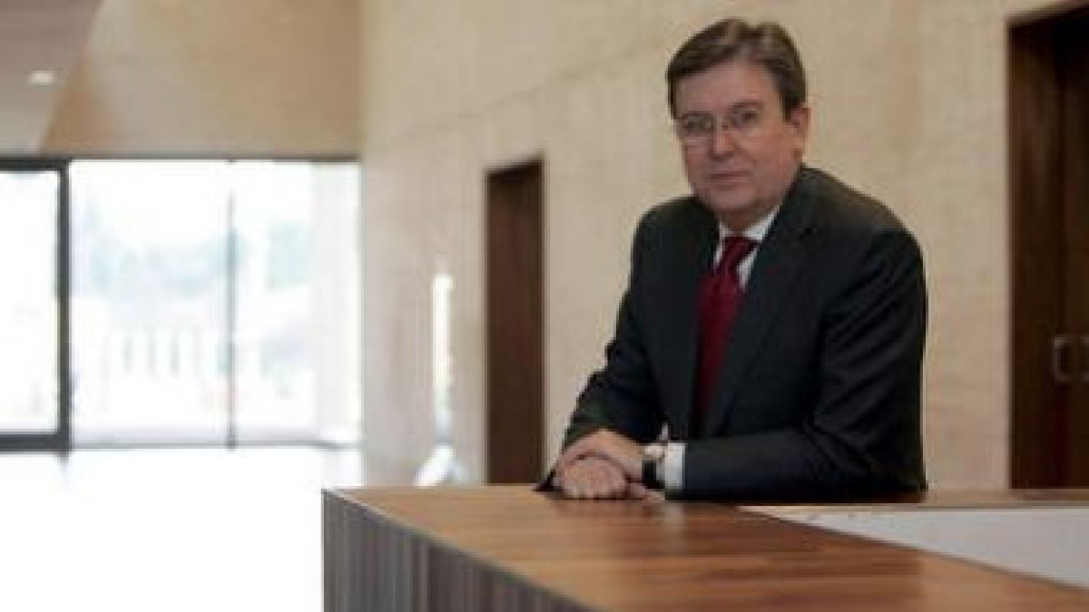 El presidente de las Cortes, José Manuel Fernández Santiago, en sede parlamentaria, en una imagen de